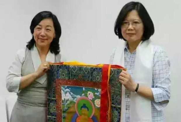 ལོ་ཤས་གོང་བཀའ་བློན་བདེ་སྐྱིད་ཆོས་དབྱིངས་མཆོག་ཚའི་དབྱིན་ཝིན་དང་མཇལ་སྐབས། 