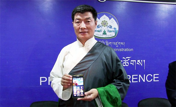 སྲིད་སྐྱོང་མཆོག་གིས་TTVམཉེན་ཆས་དབུ་འབྱེད་གནང་སྐབས། ༢༠༡༥།༨།༡༢