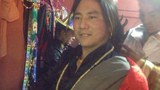 གླུ་བ་དགེ་བྷེ་ལགས་ཀྱིས་འཁྲབ་སྟོན་ལ་གྲ་སྒྲིག་བྱེད་བཞིན་པ། ༢༠༡༤།༥།༢༤