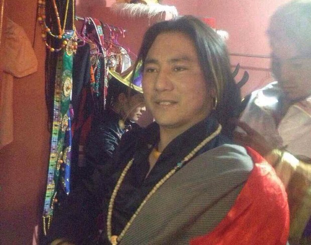 གླུ་བ་དགེ་བྷེ་ལགས་ཀྱིས་འཁྲབ་སྟོན་ལ་གྲ་སྒྲིག་བྱེད་བཞིན་པ། ༢༠༡༤།༥།༢༤