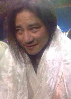 གླུ་བ་དགེ་བྷེ་ལ་དགའ་བསུའི་ཁ་བཏགས་འཐེན་པ།