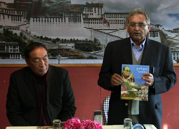 ཏཱ་ལའི་བླ་མ་ཞི་བདེའི་ཕོ་ཉ་ཞེས་པའི་ཕྱག་དེབ་དབུ་འབྱེད་གནང་ཡོད་པ།