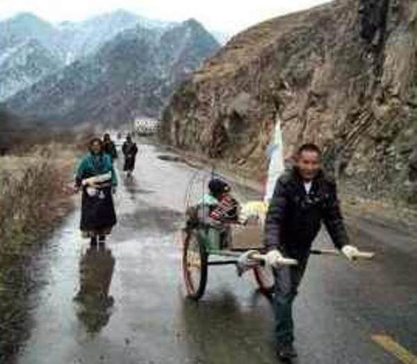ཨ་མ་ཤིང་རྟ་ལ་འདྲུད་ནས་ལྷ་སའི་ཇོ་བོ་རིན་པོ་ཆེ་མཇལ་བར་བསྐྱོད་བཞིན་པ། ༢༠༡༤།༦། ཨ་མ་ཤིང་རྟ་ལ་འདྲུད་ནས་ལྷ་སའི་ཇོ་བོ་རིན་པོ་ཆེ་མཇལ་བར་བསྐྱོད་བཞིན་པ། ༢༠༡༤།༦།