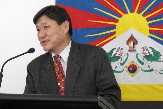 དྭགས་པོ་བསོད་ནམས་ནོར་བུ་ལགས་ཀྱི་ཉེ་པར། 