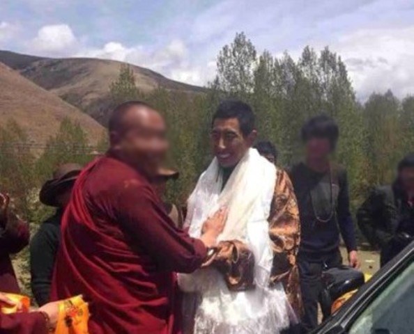 བསོད་ནམས་ཡར་འཕེལ་ལགས་གློད་བཀྲོལ་བྱུང་ནས་ཕ་ཡུལ་ལ་འབྱོར་སྐབས་མི་མང་གིས་དགའ་བསུ་བྱས་བ། ༢༠༡༤།༥