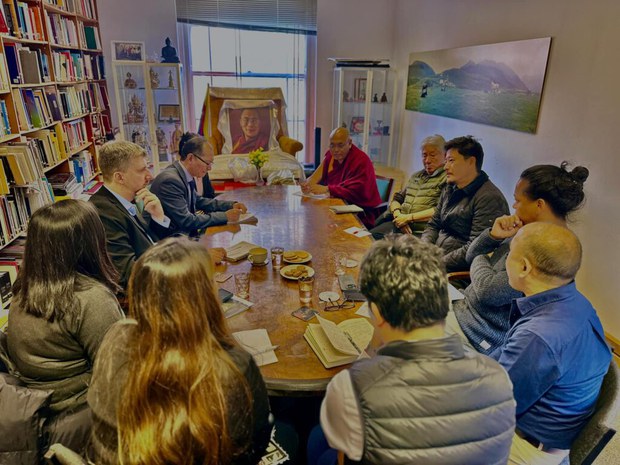 བོད་མི་མང་སྤྱི་འཐུས་ལྷན་ཚོགས་ཀྱི་སྐུ་ཚབ་ཚོགས་པ་དབྱིན་ཡུལ་ནང་བོད་དོན་རྒྱབ་སྐྱོར་ཚོགས་པ་དང་ས་གནས་བོད་མི་རྣམས་དང་ཐུག་འཕྲད་གནང་འདུག