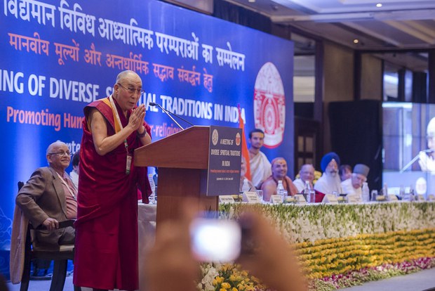དགའ་ལྡན་ཕོ་བྲང་གིས་གོ་སྒྲིག་གནང་བའི་ཆོས་ལུཊ་འདྲ་མིན་གྱི་ལྷན་ཚོགས་སྐབས། ༢༠༡༤།༩།༢༠