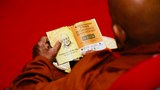 ཤྲི་ལངྐ་རྒྱལ་ཁབ་ཀྱི་ནང་པ་ཚོས་༸གོང་ས་མཆོག་གི་འཁྲུངས་སྐར་སྲུང་བརྩི་ཞུས་པར། རྒྱ་ནག་གཞུང་གིས་ཁོ་ཚོ་ལ་གནོན་ཤུགས་སྤྲད་ཡོད་པ།