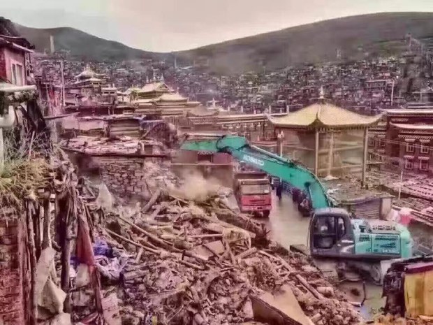 རྒྱ་ནག་གཞུང་གིས་གསེར་རྟ་བླ་རུང་ཆོས་སྒར་གྱི་གྲྭ་ཤག་གཏོར་བཤིག་གཏོང་བཞིན་པ། ༢༠༡༦།༡༢