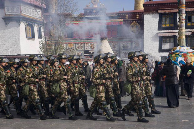 ལྷ་སར་དམ་དྲག་དང་གཙུག་ལག་ཁང་གི་མདུན་དམག་མི་བསྐྱོད་བཞིན་པ། ༼ཟླ་ཚེས་མི་གསལ