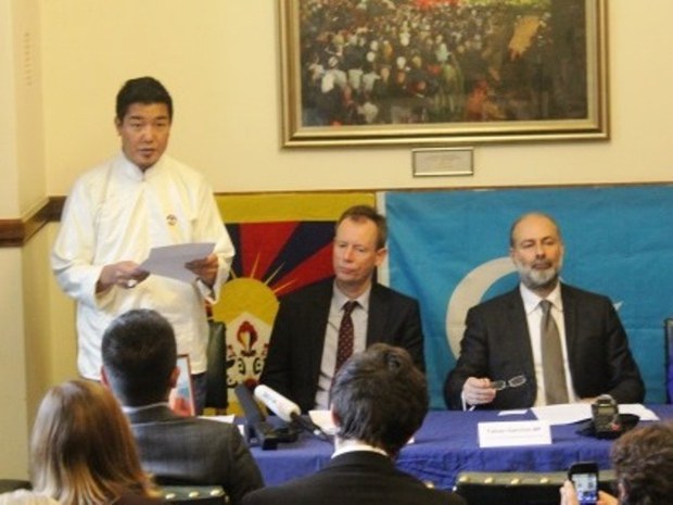 དབྱིན་ཡུལ་ལ་གོ་སྒྲིག་གནང་བའི་རྒྱལ་ཁབ་མེད་པའི་མི་སྣའི་གསོལ་སྟོན་སྐབས།