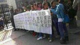 གངས་ལྗོངས་རྩྭ་ཐང་བུ་མོའི་སློབ་གྲྭའི་སློབ་མ་ཚོས་སྲིད་གཞུང་མདུན་ངོ་རྒོལ་བྱེད་བཞིན་པ།
