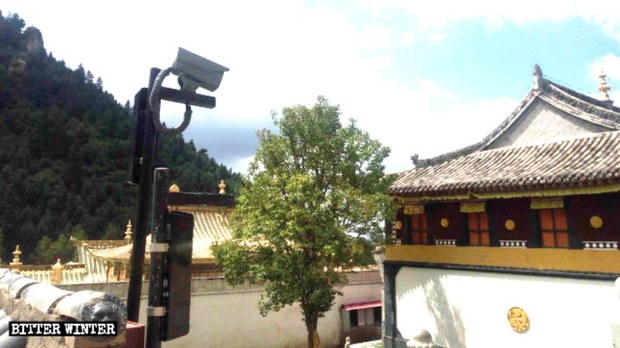 དགོན་སྡེ་ཁག་གི་ནང་སོ་ལྟའི་པར་ཆས་བཙུགས་ཡོད། 
