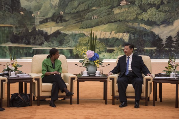 ཨ་རིའི་རྒྱལ་སྲུང་སློབ་སྟོན་པ་ལྕམ་Susan Riceདང་རྒྱ་ནག་གི་སྲིད་འཛིན་ཞེ་ཅིན་ཕེན་རྣམ་གཉིས་མཇལ་འཕྲད་སྐབས། ༢༠༡༥།༨།༢༨ ཨ་རིའི་རྒྱལ་སྲུང་སློབ་སྟོན་པ་ལྕམ་Susan Riceདང་རྒྱ་ནག་གི་སྲིད་འཛིན་ཞེ་ཅིན་ཕེན་རྣམ་གཉིས་མཇལ་འཕྲད་སྐབས། ༢༠༡༥།༨།༢༨