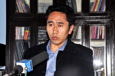 བདེ་སྲུང་དྲུང་འཕར་ཀརྨ་རིན་ཆེན་ལགས