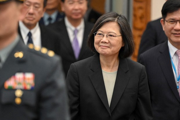 ཐེ་ཝན་སྲིད་འཛིན་ནས་ཨ་རིའི་ས་ཐོག་ཏུ་ཕེབས་ནས་དཔོན་རིགས་དང་མཇལ་མོལ།
