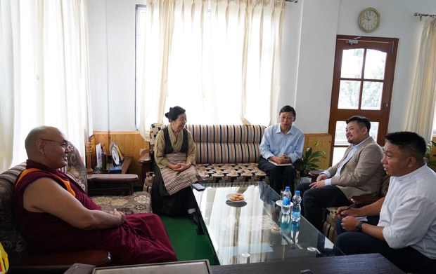 ཐེ་ཝན་གྲོས་ཚོགས་ཀྱི་འཐུས་མི་ཞིག་གིས་རྡ་རམ་ས་ལར་སྤྱི་འཐུས་གྲོས་ཚོགས་སུ་འཚམས་གཟིགས་གནང་འདུག ཐེ་ཝན་གྲོས་ཚོགས་ཀྱི་འཐུས་མི་ཞིག་གིས་རྡ་རམ་ས་ལར་སྤྱི་འཐུས་གྲོས་ཚོགས་སུ་འཚམས་གཟིགས་གནང་འདུག
