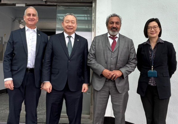ཨ་རིའི་གྲོས་ཚོགས་ཀྱི་འཐུས་མི་གཉིས་ཀྱིས་ཐེ་ཝན་ནང་གཟིགས་སྐོར་གནང་བཞིན་འདུག