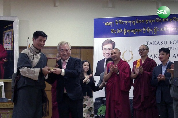 སྲིད་སྐྱོང་བློ་བཟང་སེང་གེ་མཆོག་ལ་ཉི་ཧོང་གི་(Takasu)ཐེབས་རྩ་ཁང་གིས་༢༠༡༧་ལོའི་ཊ་ཁ་སོའུ་(Takasu)་གཟེངས་རྟགས་འབུལ་སྐབས། ༢༠༡༧།༡༠།༤ སྲིད་སྐྱོང་བློ་བཟང་སེང་གེ་མཆོག་ལ་ཉི་ཧོང་གི་(Takasu)ཐེབས་རྩ་ཁང་གིས་༢༠༡༧་ལོའི་ཊ་ཁ་སོའུ་(Takasu)་གཟེངས་རྟགས་འབུལ་སྐབས། ༢༠༡༧།༡༠།༤