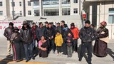 སྐད་ཡིག་སྲུང་སྐྱོབ་པ་བཀྲ་ཤིས་དབང་ཕྱུག་གི་ནང་མི་སྤུན་མཆེད་ཚོ་ཁྲིམས་ཁང་ཕྱི་ལ་ཡོད་པ། ༢༠༡༨།༡།༤