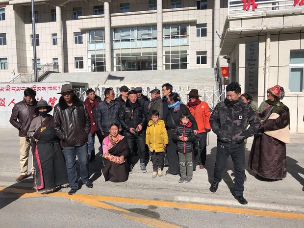 སྐད་ཡིག་སྲུང་སྐྱོབ་པ་བཀྲ་ཤིས་དབང་ཕྱུག་གི་ནང་མི་སྤུན་མཆེད་ཚོ་ཁྲིམས་ཁང་ཕྱི་ལ་ཡོད་པ། ༢༠༡༨།༡།༤ སྐད་ཡིག་སྲུང་སྐྱོབ་པ་བཀྲ་ཤིས་དབང་ཕྱུག་གི་ནང་མི་སྤུན་མཆེད་ཚོ་ཁྲིམས་ཁང་ཕྱི་ལ་ཡོད་པ། ༢༠༡༨།༡།༤