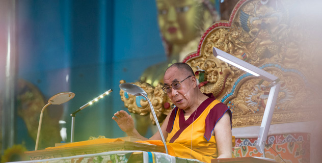 ༧གོང་ས་མཆོག་གིས་ལྡི་ལི་ནས་གསུངས་ཆོས་གནང་བཞིན་པ།