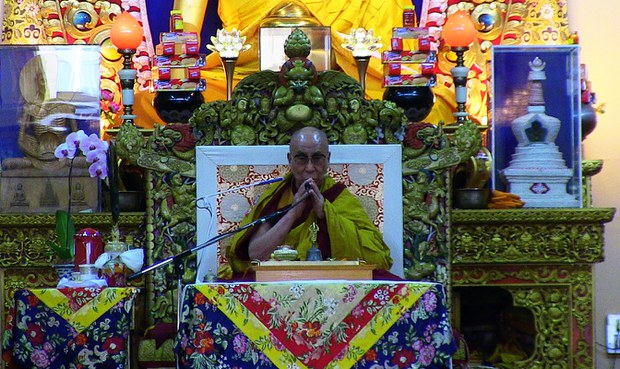 ༧གོང་ས་མཆོག་གིས་རྡ་སར་ལམ་གཙོ་རྣམ་གསུམ་གྱི་ཆོས་འབྲེལ་གནང་བཞིན་པ།