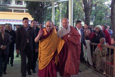  ༧གོང་ས་མཆོག་གིས་ཀོ་རི་ཡའི་དད་ལྡན་པར་གསུངས་ཆོས་གནང་བཞིན་པ། ༢༠༡༤།༡༡།༡༡