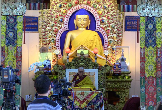  ༧གོང་ས་མཆོག་གིས་ཀོ་རི་ཡའི་དད་ལྡན་པར་གསུངས་ཆོས་གནང་བཞིན་པ། ༢༠༡༤།༡༡།༡༡