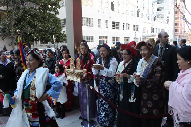 ཨ་རིའི་ནང་གི་བོད་མི་ཚོས་༧གོང་ས་མཆོག་ལ་ཕེབས་སྒུག་ཞུ་བཞིན་པ། ༢༠༡༤།༣།༥