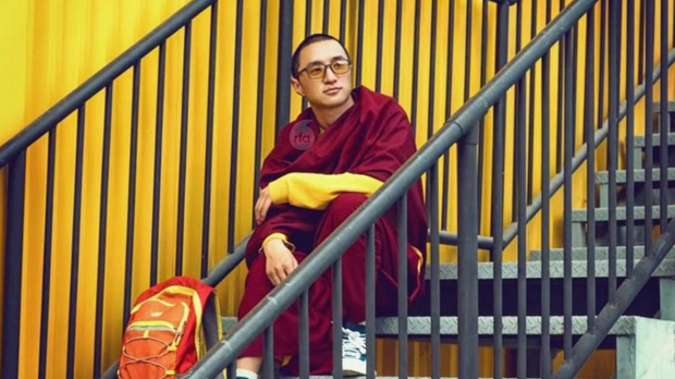 དགེ་འདུན་པ་བསྟན་འཛིན་མཁྱེན་རབ་གློད་གྲོལ་བཏང་ཡོད་ན་ཡང་བཙོན་ཁང་དུ་ཡོད་སྐབས་ཨ་མ་འདས་གྲོངས་སུ་ཕྱིན་ཏེ་མ་བུ་ངོ་འཕྲད་ཐུབ་མེད། དགེ་འདུན་པ་བསྟན་འཛིན་མཁྱེན་རབ་གློད་གྲོལ་བཏང་ཡོད་ན་ཡང་བཙོན་ཁང་དུ་ཡོད་སྐབས་ཨ་མ་འདས་གྲོངས་སུ་ཕྱིན་ཏེ་མ་བུ་ངོ་འཕྲད་ཐུབ་མེད།