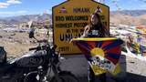 སྦག་སྦག་སྐོར་སྐྱོད་བརྒྱུད་འཛམ་གླིང་ནང་གི་མོ་ཊའི་འཁོར་ལམ་གྱི་ས་ཚིགས་མཐོ་ཤོས་ཨུམ་གླིང་ལར་བསྐྱོད་པ་དེ་ནི། བོད་པའི་བུད་མེད་ལོ་ན་ཆུང་ཤོས་དང་ཐོག་མ་དེ་ཆགས་ཡོད་ཅེས། བསྟན་འཛིན་དབྱངས་སྐྱིད་ལགས་ཀྱིས་གསུངས་ཀྱི་འདུག