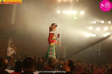 བོད་ཀྱི་མཛངས་མ་བསྟན་འཛིན་དབྱངས་འཛོམས་ལགས་ཨེ་ཤ་ཡའི་མཛངས་མའི་འགྲན་སྡུར་ཁྲོད་ཞུགས་པ། 