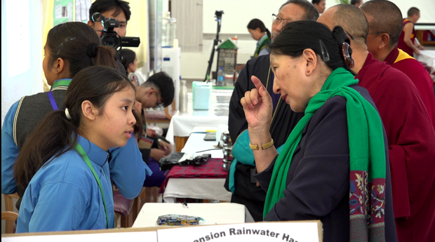 ཤེས་རིག་བཀའ་བློན་ཐར་ལམ་སྒྲོལ་མ་ལགས་ནས་སློབ་ཕྲུག་ཚོས་ལེགས་སྤེལ་ཉེས་འགོག་གི་བསླབ་བྱ་བླངས་ཏེ་གཞན་ལ་བརྒྱུད་བསྒྲགས་གནང་གལ་ཆེན་བའི་སྐོར་ལམ་སྟོན་གནང་བ།
