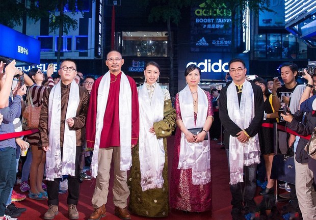 ཐར་ལོ་འཁྲབ་ཁྲིད་པ་དང་འཁྲབ་སྟོན་པ་རྣམས་ཐེ་ཝན་ནང་གི་གསེར་གྱི་རྟ་མཆོག་ཞེས་བའི་གློག་བརྙན་དུས་སྟོན་སྐབས། ༢༠༡༥།༡༡།༡༧ ཐར་ལོ་འཁྲབ་ཁྲིད་པ་དང་འཁྲབ་སྟོན་པ་རྣམས་ཐེ་ཝན་ནང་གི་གསེར་གྱི་རྟ་མཆོག་ཞེས་བའི་གློག་བརྙན་དུས་སྟོན་སྐབས། ༢༠༡༥།༡༡།༡༧
