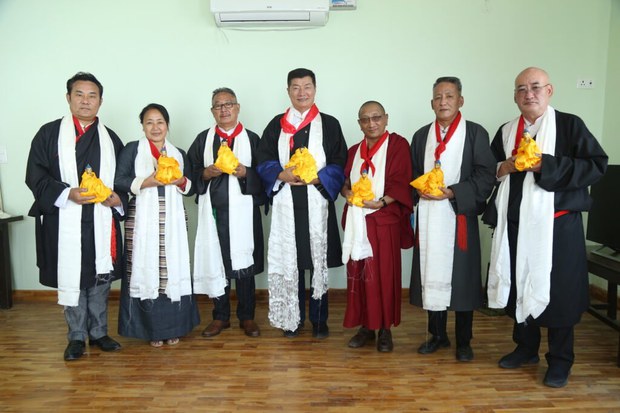 བཀའ་ཤག་སྐབས་བཅོ་ལྔ་པས་སྤྱི་ནོར་༧གོང་ས་༧སྐྱབས་མགོན་ཆེན་པོ་མཆོག་ལ་དྲ་ལམ་བརྒྱུད་ཐོན་མཇལ་ཞུས་ཡོད་པ་རེད། བཀའ་ཤག་སྐབས་བཅོ་ལྔ་པས་སྤྱི་ནོར་༧གོང་ས་༧སྐྱབས་མགོན་ཆེན་པོ་མཆོག་ལ་དྲ་ལམ་བརྒྱུད་ཐོན་མཇལ་ཞུས་ཡོད་པ་རེད།