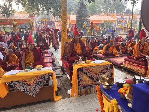 གནས་མཆོག་རྡོ་རྗེ་གདན་དུ་ཇོ་ནང་སྨོན་ལམ་ཆེན་མོ་འཛམ་གླིང་ཕན་བདེའི་གྲུ་ཆར་སྐབས་བཅུ་བདུན་པ་འཚོག་བཞིན་པ།