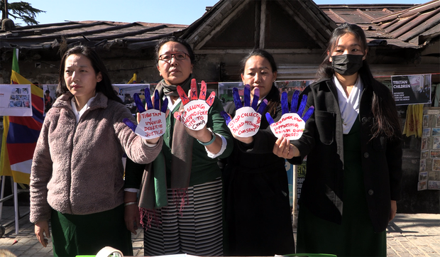 རྒྱ་ནག་གཞུང་གིས་བོད་མིའི་ཁྲག་རིགས་རྒྱུད་རྫས་བསྡུ་ལེན་བྱེད་བཞིན་པར་ཨ་རི་གཙོས་ས་གནས་མང་པོར་ངོ་རྒོལ་ལས་འགུལ་སྤེལ་འདུག རྒྱ་ནག་གཞུང་གིས་བོད་མིའི་ཁྲག་རིགས་རྒྱུད་རྫས་བསྡུ་ལེན་བྱེད་བཞིན་པར་ཨ་རི་གཙོས་ས་གནས་མང་པོར་ངོ་རྒོལ་ལས་འགུལ་སྤེལ་འདུག