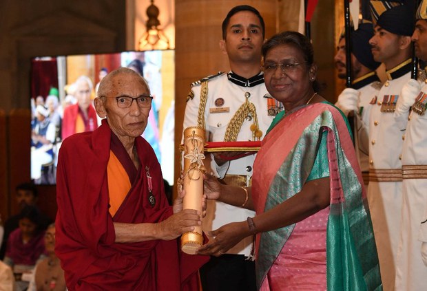 ༧སྐྱབས་རྗེ་ཁྲིག་སེ་རིན་པོ་ཆེ་ཡིས་རྒྱ་གར་གྱི་སྤྱི་དམངས་གཟེངས་རྟགས་མཐོ་ཤོས་གྲས་པདྨ་ཤྲི་འབུལ་བཞེས་གནང་འདུག ༧སྐྱབས་རྗེ་ཁྲིག་སེ་རིན་པོ་ཆེ་ཡིས་རྒྱ་གར་གྱི་སྤྱི་དམངས་གཟེངས་རྟགས་མཐོ་ཤོས་གྲས་པདྨ་ཤྲི་འབུལ་བཞེས་གནང་འདུག
