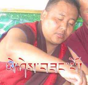འཁྱམས་རུ་དགོན་གྱི་དགེ་འདུན་པ་གསུམ་འཛིན་བཟུང་།