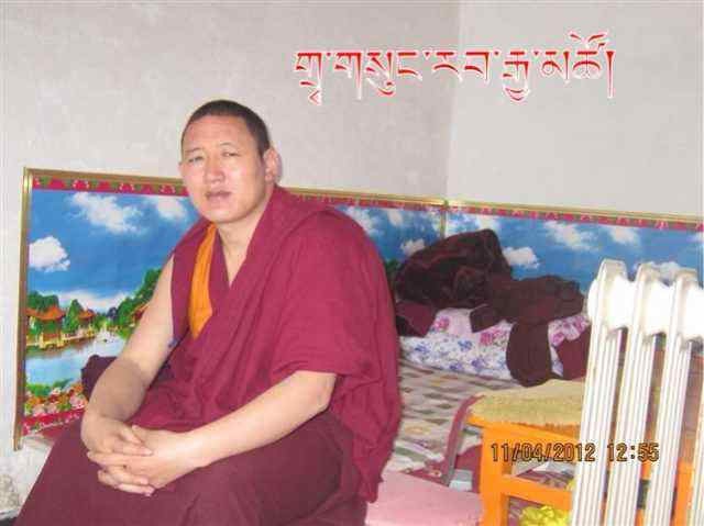 འཁྱམས་རུ་དགོན་གྱི་དགེ་འདུན་པ་གསུམ་འཛིན་བཟུང་།