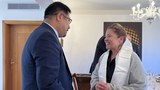 བྱང་ཨ་རིའི་སྐུ་ཚབ་དོན་གཅོད་རྣམ་རྒྱལ་ཆོས་གྲུབ་ལགས་ཅེག་སྤྱི་མཐུན་རྒྱལ་ཁབ་ཀྱི་ཕྱི་འབྲེལ་མི་སྣ་དང་མཇལ་འཕྲད་གནང་འདུག