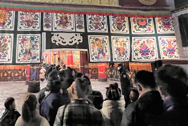 བོད་ཀྱི་ས་ཁུལ་གཞན་ནས་ལྷ་སར་ཡོང་མཁན་ཚོར་རྒྱ་ནག་གཞུང་གིས་དམ་དྲག་ཆེ་རུ་བཏང་ཡོད་འདུག