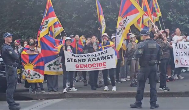 ཨོསི་ཊརེ་ལི་ཡའི་སིཌ་ནི་ནང་གི་བོད་མི་ཚོས་མུ་མཐུད་དུ་རྒྱ་ནག་གི་ཕྱི་སྲིད་བློན་ཆེན་སྡོད་གནས་མགྲོན་ཁང་མདུན་ངོ་རྒོལ་གནང་འདུག
