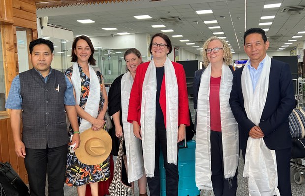 ཨོསི་ཊརེ་ལི་ཡའི་གྲོས་ཚོགས་འཐུས་མི་ཁག་ཅིག་གིས་བཞུགས་སྒར་དུ་ཉིན་བཞིའི་རིང་འཚམས་གཟིགས་གནང་བཞིན་འདུག