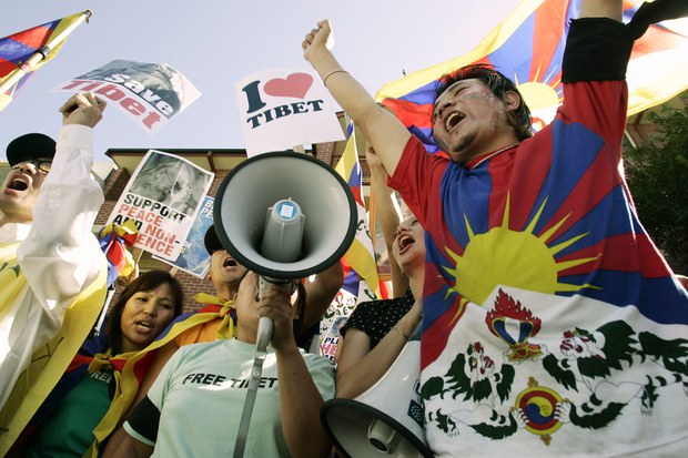 རྒྱ་ནག་གཞུང་གིས་ཕྱི་རྒྱལ་ཡུལ་གྲུ་ཁག་ཏུ་གནས་སྡོད་བོད་མིར་དྲག་གནོན་བྱེད་བཞིན་པ་དེ། ཨོ་གླིང་གཞུང་ནས་རྒྱལ་མཚམས་བརྒལ་བའི་དྲག་གནོན་དུ་ངོས་འཛིན་དགོས་པའི་འབོད་སྐུལ་ཞུས་འདུག