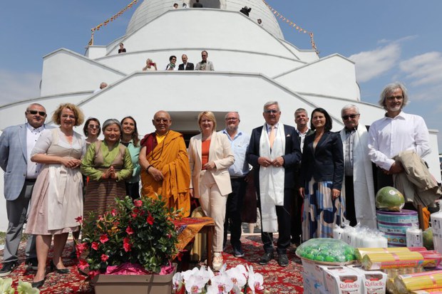 ཨའོསི་ཊིརི་ཡར་མཆོད་རྟེན་དབུ་འབྱེད་ཀྱི་མཛད་སྒོར་༧གོང་ས་མཆོག་གིས་གསུངས་འཕྲིན་བསྩལ་འདུག