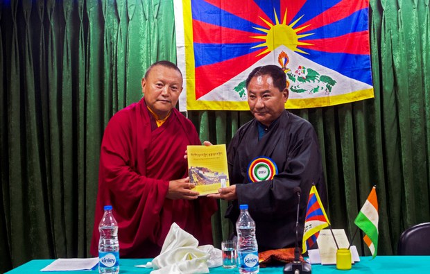 དགའ་ལྡན་གྲྭ་བག་གྲོ་ལགས་ཀྱི་ཕྱག་དེབ་དབུ་འབྱེད་སྐབས། ༢༠༡༩།༤།༣