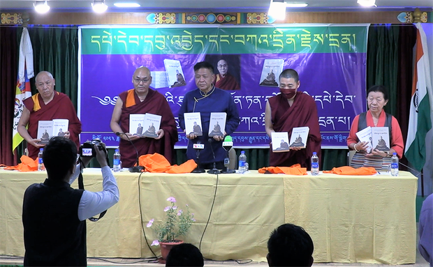 ཡིད་བཞིན་དབང་གི་རྒྱལ་པོ་དང་གཟིགས་སྣང་དང་ཉམས་རྟོགས་ཞེས་༧རྒྱལ་བའི་ཡོན་ཏན་བརྗོད་པའི་དཔེ་དེབ་གཉིས་དབུ་འབྱེད་གནང་སོང་།