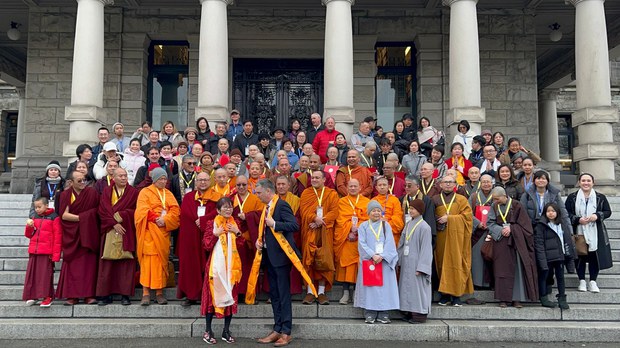 ཁེ་ཎ་ཌའི་མངའ་སྡེ་ཞིག་གི་གྲོས་ཚོགས་ནང་ནང་པའི་རིག་གཞུང་ཉིན་མོའི་ཁྲིམས་ཡིག་ངོ་སྤྲོད་གནང་འདུག ཁེ་ཎ་ཌའི་མངའ་སྡེ་ཞིག་གི་གྲོས་ཚོགས་ནང་ནང་པའི་རིག་གཞུང་ཉིན་མོའི་ཁྲིམས་ཡིག་ངོ་སྤྲོད་གནང་འདུག
